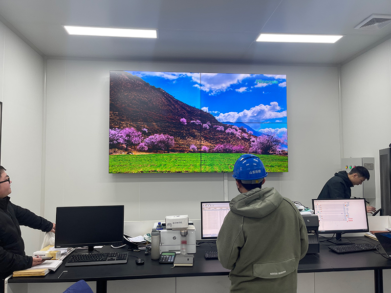 淄博沂源县山东鑫泉医药有限公司应用柯华达65寸3.5mm2×2液晶拼接屏